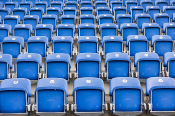 leere blaue Sitze in einem Fußballstadion