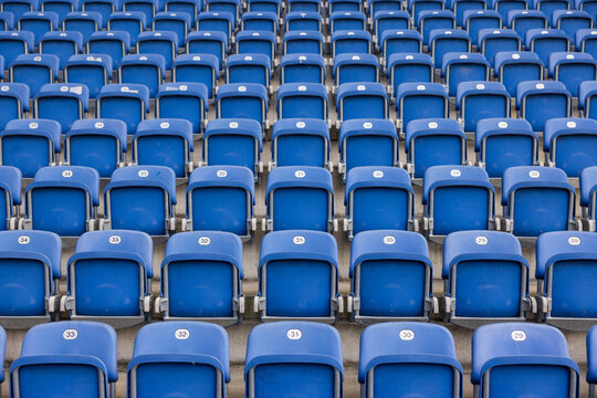 leere blaue Sitze in einem Fu&szlig;ballstadion