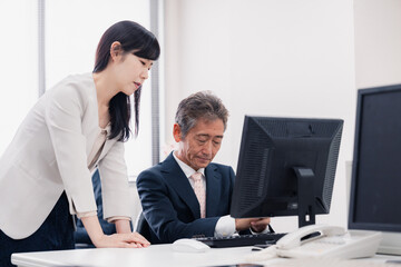 困難に直面する経営層の男性