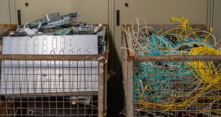 IT Elektronik Recyclingin einer Gitterbox zur Entsorgung gelagert
