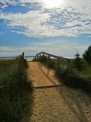 Obraz premium Sandy bridge leading to the beach