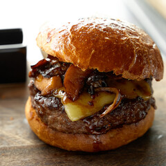 木製ボードに乗ったチーズハンバーガー