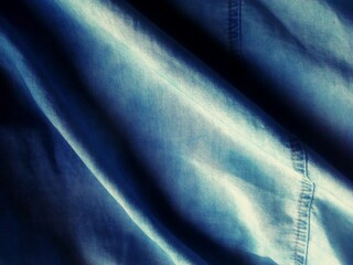 fondo de textura de tela jean, azul, jean suave, iluminado, sombras, contraste. Vacío, pagina web,...
