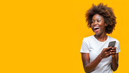 Mujer afro sorniente utilizando su smartphone. Chica negra sobre fondo amarillo. Persona utilizando tecnología con espacio de copia. - obrazy, fototapety, plakaty