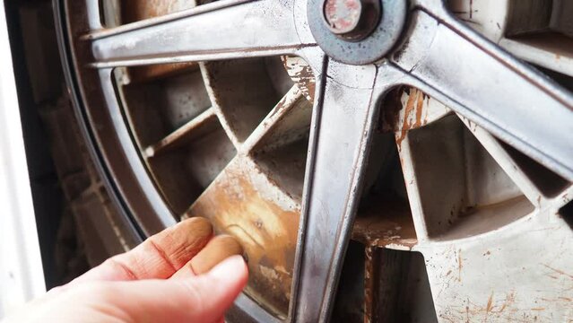 Damage to bearing unit in the washing machine. Demonstration by hand of rusty stains on the tank and bowl of the washing machine with the back cover removed. Service repair of household appliances