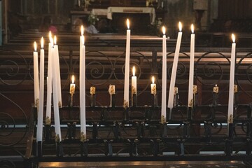 cierges dans une &eacute;glise