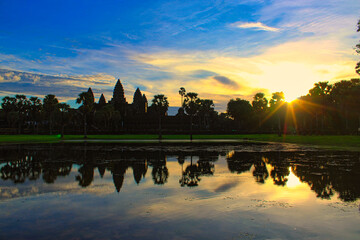 Fototapeta na wymiar Rising sun over wolrd famous heritage of Angkor Wat in Cambodia