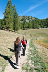 Coppia di donne che fanno trekking su un suo sentiero di montagna