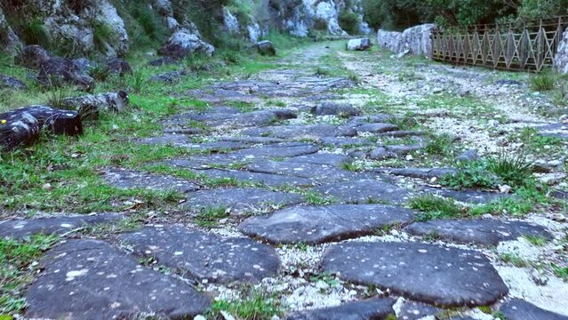 Basolato Romano dell'antica via Appia. Roma, Italia.
Un tratto della Via Appia costrita dai romani dell'antica Roma. Itri, Lazio.