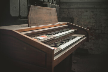 old musical instrument organ in an abandoned place - obrazy, fototapety, plakaty
