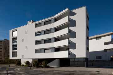 Modern condominium painted white with very particular protruding balconies. Residential neighborhood in Switzerland. - 743963691