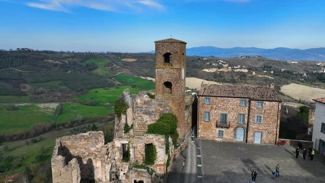 Celleno, l'antico borgo fantasma disabitato nella Tuscia, Viterbo, Italia.
Vista panoramica dei resti dell'antico borgo arroccato sulla collina di tufo.