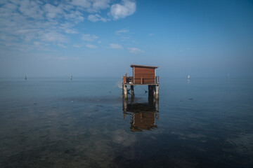 Un capanno per la pesca davanti all'isola di Pellestrina nella laguna di Venezia in una giornata di...