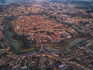Alba aerea sulla città di Lucca