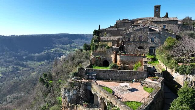 Civita di Bagnoregio, borgo turistico medievale sulla collina di tufo. Viterbo, Lazio Italia.
Veduta aerea di Bagnoregio,  la citt&agrave; che muore per via della roccia vulcanica che si sgretola, Calanchi.