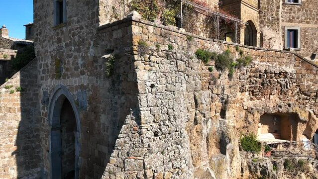 Civita di Bagnoregio, borgo turistico medievale sulla collina di tufo. Viterbo, Lazio Italia.
Veduta aerea di Bagnoregio,  la citt&agrave; che muore per via della roccia vulcanica che si sgretola, Calanchi.