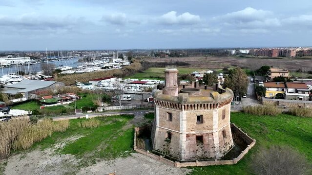Tor San Michele ad Ostia Lido, Roma, Italia.
Vista aerea panoramica della struttura viciono al porto fluviale di Fiumicino, foce del fiume Tevere.