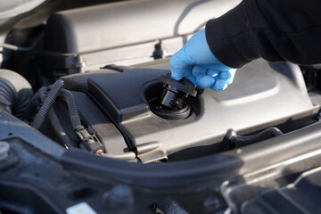 オイル交換作業でフィラーキャップを外す