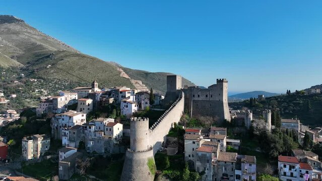 il borgo di Itri in provincia di Latina, Lazio, Italia.
Veduta aerea del borgo famoso per le coltiviazioni degli ulivi, delle olive itrane e dell'olio da tavola.
