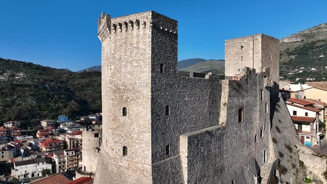 il borgo di Itri in provincia di Latina, Lazio, Italia.
Veduta aerea del borgo famoso per le coltiviazioni degli ulivi, delle olive itrane e dell'olio da tavola.
