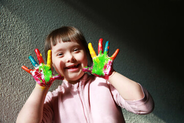 Cute little girl with painted hands - 744034006