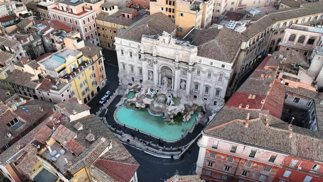 Fontana di Trevi a Roma, Italia.
Il monumento pi&ugrave; visitato dai turisti a Roma. Ripresa cinematografica con drone in 4K.