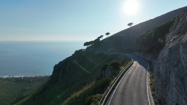 Tipica strada panoramica per viaggi di piacere.
Vista aerea di una strada che collega Itri a Sperloga nel basso Lazio, Italia.