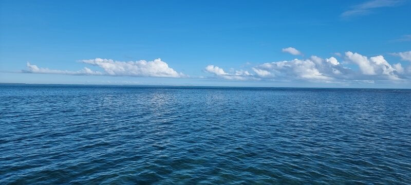 praia e mar com ceu azul