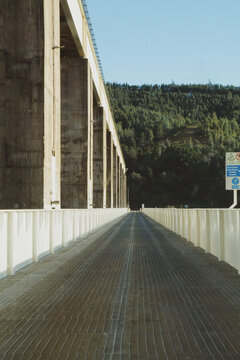 Ponte e barreira de barragem