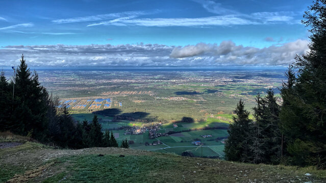 Blick vom Gipfel des Sulzberg auf die Sterntaler Filze bei Bad Feilnbach, Bayern, Deutschland