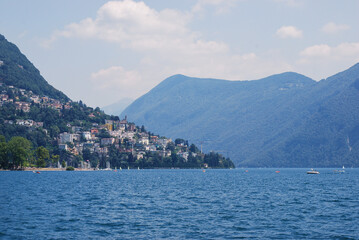 Fototapeta na wymiar La città di Lugano e il suo lago.