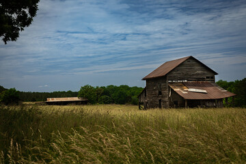 Fototapeta na wymiar Old barn in country field
