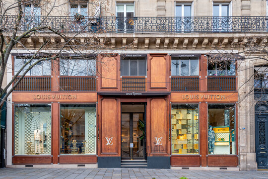 Paris, France - 23 f&eacute;vrier 2024: Vue ext&eacute;rieure d'une boutique Louis Vuitton. Louis Vuitton est une marque fran&ccedil;aise de mode vestimentaire et de maroquinerie de luxe appartenant au groupe LVMH