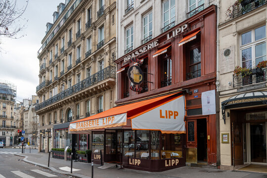 Paris, France - 23 f&eacute;vrier 2024: Vue ext&eacute;rieure de la brasserie Lipp, c&eacute;l&egrave;bre brasserie parisienne traditionnelle situ&eacute;e dans le quartier de Saint-Germain-des-Pr&eacute;s