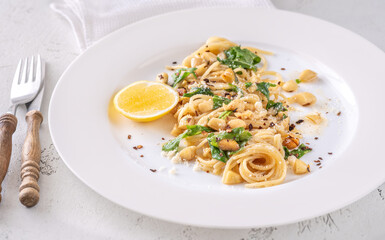 Lemon pasta with almonds