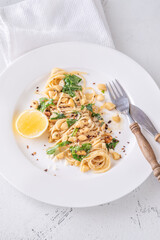 Lemon pasta with almonds