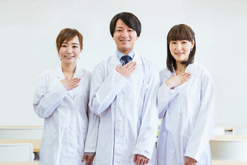 医療チーム・医師・医者の男女（信頼・誠実・お任せください）
