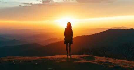 Obraz premium Capturing the Quiet Majesty of a Woman's Silhouette Against the Fading Mountain Light