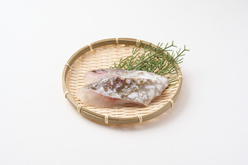 ザルにのった鱈の切り身