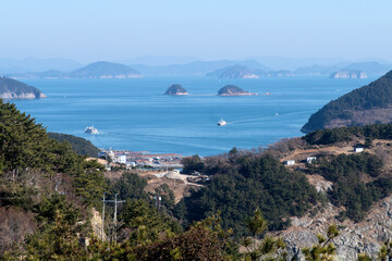 Fototapeta na wymiar View of the seaside over the hill