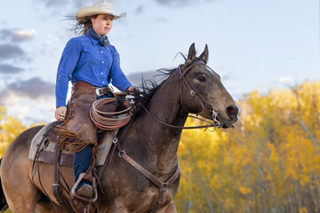 Obraz premium Cowgirl riding a horse galloping running western