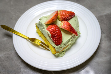 cake with strawberries