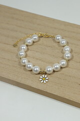 pulsera de perlas nácar y dije de margarita esmaltada