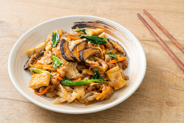 stir-fried noodles with tofu and vegetables