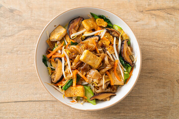 stir-fried noodles with tofu and vegetables