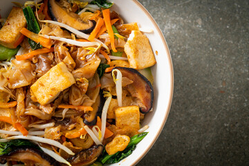 stir-fried noodles with tofu and vegetables