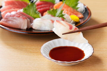 鯛の刺身を箸で持ち上げる