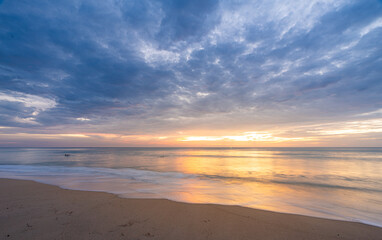 Obraz premium Beautiful sunset at famous Natai beach in Phang nga, southern part of thailand close to Phuket.