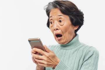 Fototapeta premium スマートフォンを見て驚く日本人のおばあさん（携帯・スマホ・連絡）