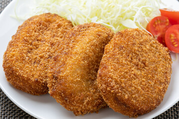 コロッケ(平たい小判型のポテトコロッケ)、3個。
